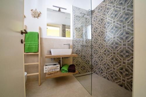 łazienka z prysznicem, umywalką i lustrem w obiekcie Villa Machri - Con Piscina Privata E Ampio Giardino Vicina Al Mare w mieście Gagliano del Capo