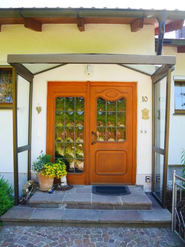 une porte d'entrée d'une maison ornée de plantes et de fleurs dans l'établissement Ferienwohnung Eichkatzel, à Zell