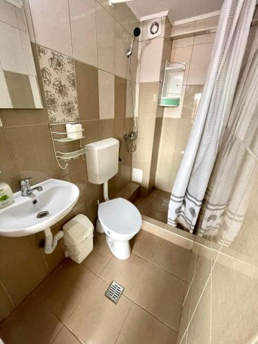 a bathroom with a toilet and a sink at Gemini House ULTRACENTRAL 3 margarete in Costinesti