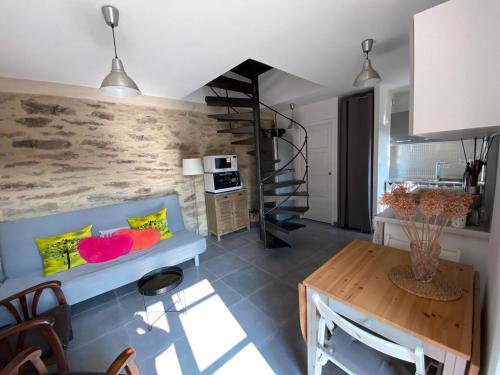 un salon avec un canapé bleu et une table dans l'établissement Les Canali, à Santo-Pietro-di-Tenda