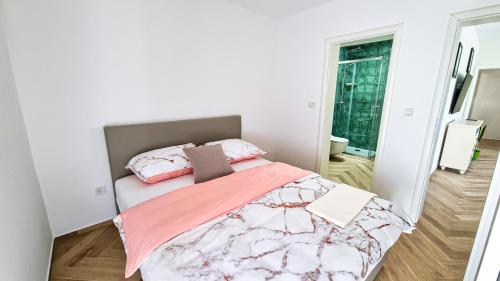 Ένα ή περισσότερα κρεβάτια σε δωμάτιο στο Apt - Villa Sambije with swimming pool, Dobrec - Opatija