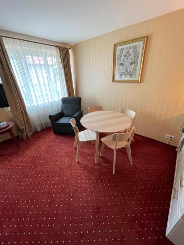 Pokój ze stołem, krzesłami i kanapą w obiekcie Morena Liux Apartment w Kłajpedzie