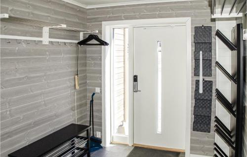 einen Flur mit einer weißen Tür und einem Fenster in der Unterkunft Cozy Apartment In Sysslebck With Wifi in Sysslebäck