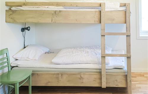 Bunk bed o mga bunk bed sa kuwarto sa Cozy Apartment In Sysslebck With Wifi