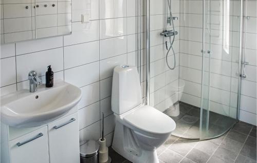 Un baño de Cozy Apartment In Sysslebäck With Wifi