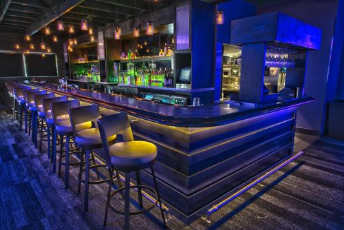 Ο χώρος του lounge ή του μπαρ στο Rosen Plaza Hotel Orlando Convention Center