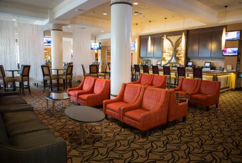 A seating area at Rosen Plaza Hotel Orlando Convention Center