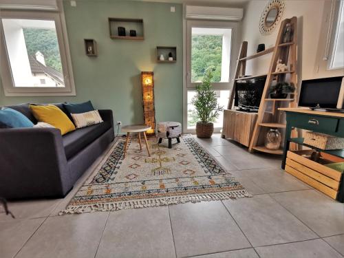 un salon avec un canapé et une table dans l'établissement SEMNOZ & LAC - WIFI - Parking - Balcon - Centre-ville, à Sévrier