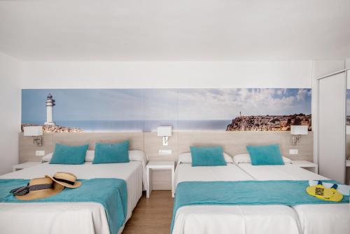 A bed or beds in a room at Hostal Es Pi - Emar Hotels