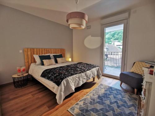 Ліжко або ліжка в номері SEMNOZ & LAC - WIFI - Parking - Netflix - Balcon - Centre-ville