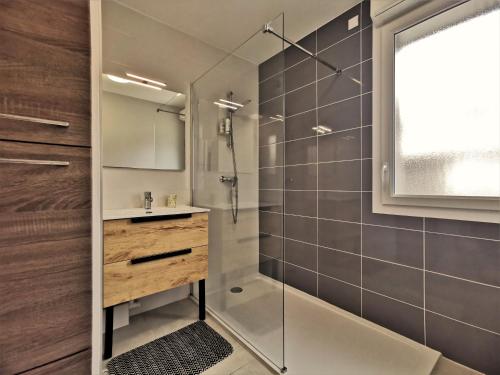 a bathroom with a shower and a sink at SEMNOZ & LAC - WIFI - Parking - Balcon - Centre-ville in Sévrier
