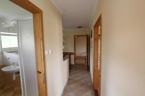Ένα μπάνιο στο Beautiful accommodation with garden