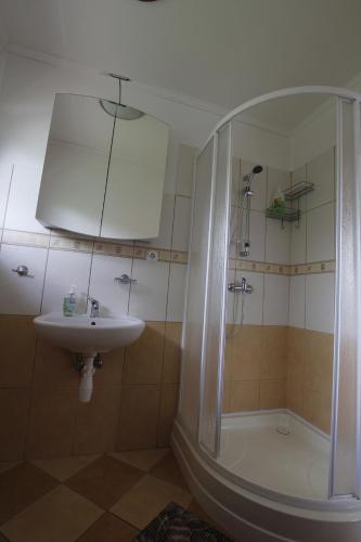 Ένα μπάνιο στο Beautiful accommodation with garden