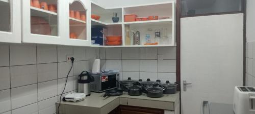 A kitchen or kitchenette at Lyneks Cosy Apartment