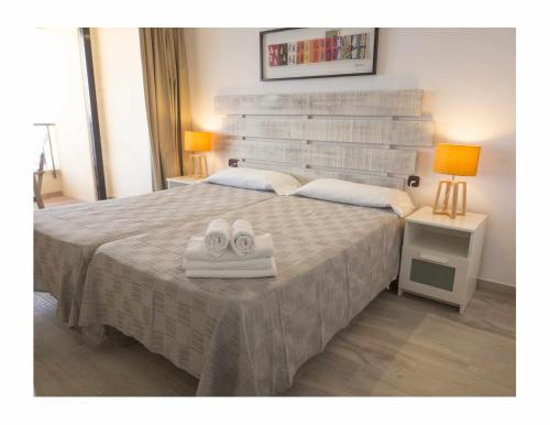 Playa de Levante Jazmines 16 tesisinde bir odada yatak veya yataklar