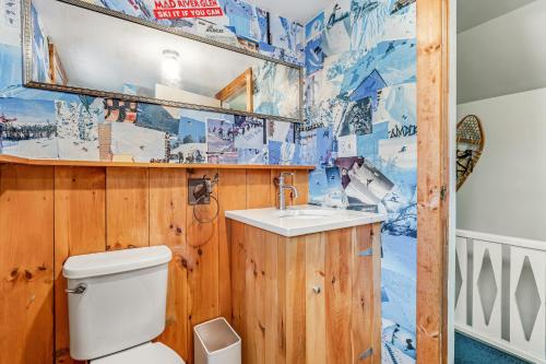un baño con inodoro y lavabo en Roxbury Retreat, en Roxbury