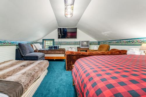1 dormitorio con 2 camas, sofá y TV en Roxbury Retreat, en Roxbury