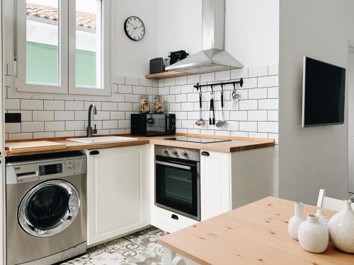 a kitchen with a washing machine and a sink at Estudio 33 in San Juan de la Arena
