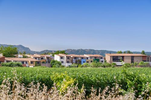 una fila de casas y un campo de cultivos en Hotel Vilar Rural d'Arnes by Serhs Hotels, en Arnes