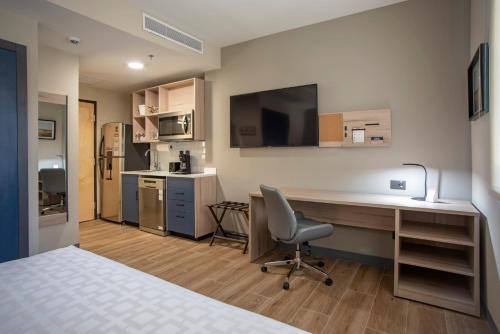Кухня или мини-кухня в Candlewood Suites - Guadalajara Galerias by IHG

