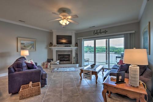 Χώρος καθιστικού στο Lakefront Ozark Condo with Balcony and Seasonal Pool!
