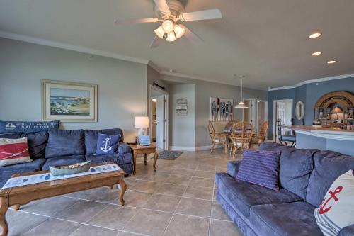 Χώρος καθιστικού στο Lakefront Ozark Condo with Balcony and Seasonal Pool!