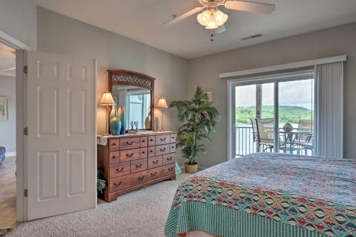Ένα ή περισσότερα κρεβάτια σε δωμάτιο στο Lakefront Ozark Condo with Balcony and Seasonal Pool!