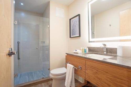 Ванная комната в Candlewood Suites - Guadalajara Galerias by IHG