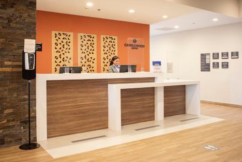Лобби или стойка регистрации в Candlewood Suites - Guadalajara Galerias by IHG