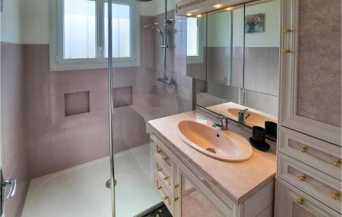 Ein Badezimmer in der Unterkunft Amazing Home In Allaire With Wifi