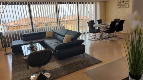 salon z kanapą, stołem i krzesłami w obiekcie Apartment Leona, Opatija w mieście Opatija