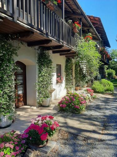 a building with flowers on the side of it at La Collina dei Passeri in Pocapaglia