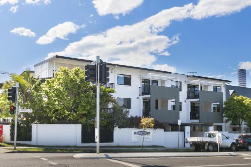 an apartment building on a street with a traffic light at Parkview Apartments in Brisbane