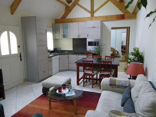 una sala de estar con un sofá y una mesa en Gîte Desvergnes, en Tours