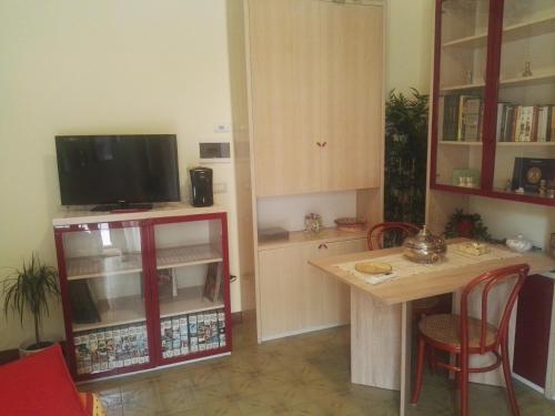 ein Wohnzimmer mit einem Tisch und einem TV auf der Theke in der Unterkunft B&B ROSSELLA in Montegranaro