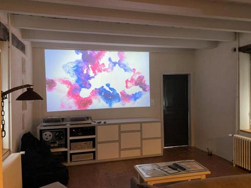 Photo de la galerie de l'établissement Charmant gîte avec piscine partagée, terrasse et parking privé à deux pas de Moulins - FR-1-489-373, à Neuvy