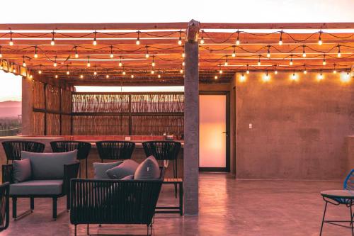 un vestíbulo con sillas y un bar con luces en Baja and Kite, en La Ventana