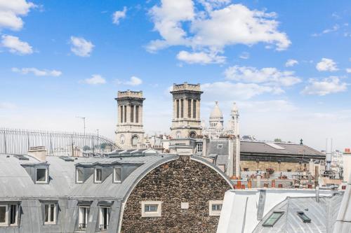 une vue sur le théâtre depuis les toits des bâtiments dans l'établissement Artists' studio on the roofs of Montmartre - Welkeys, à Paris