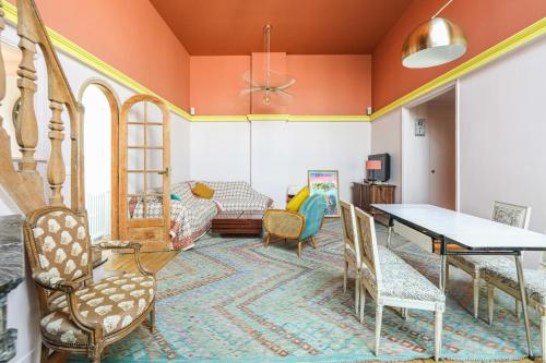 un salon avec une table et des chaises dans l'établissement Artists' studio on the roofs of Montmartre - Welkeys, à Paris