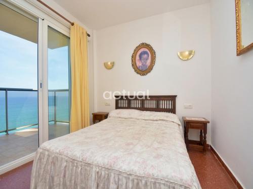 una camera da letto con un letto e una grande finestra di PRESIDENT A-4 a Platja  d'Aro
