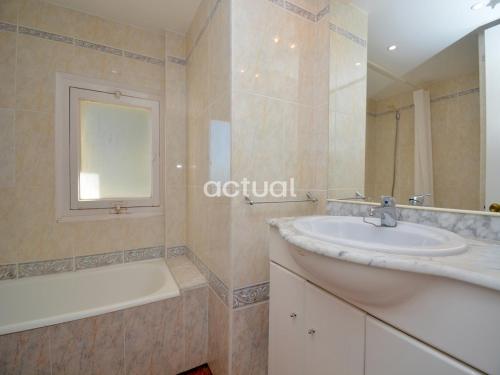 bagno con lavandino, vasca e specchio di PRESIDENT A-4 a Platja  d'Aro