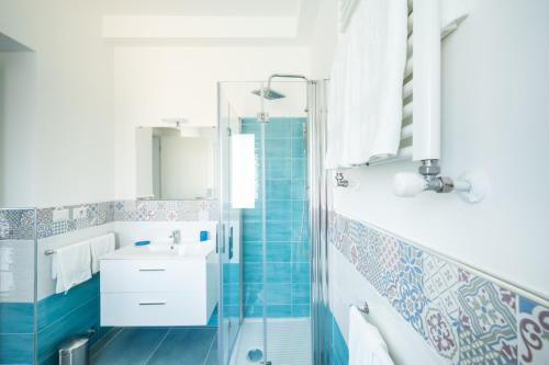 y baño con ducha y lavamanos. en Stampeggioni Appartamenti, en Anzio