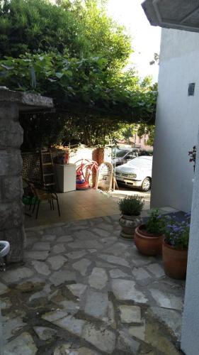 Κήπος έξω από το Apartman Lola