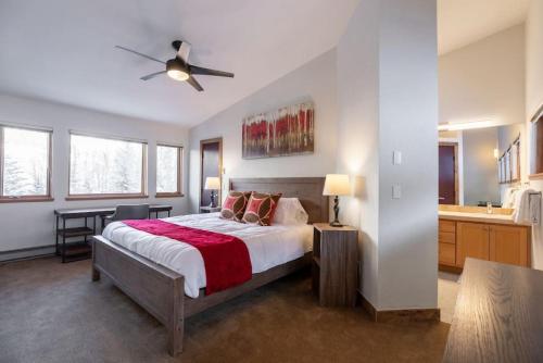 um quarto com uma cama e uma ventoinha de tecto em Perfect 3BD Mountain Getaway em Vail