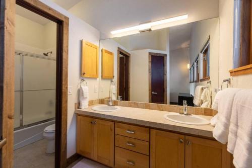 uma casa de banho com 2 lavatórios e um espelho grande em Perfect 3BD Mountain Getaway em Vail
