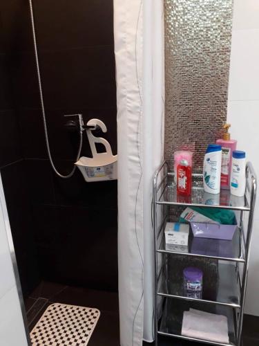 una mensola in bagno con prodotti di Apartman Breza a Zagabria
