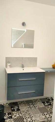 une salle de bain avec un lavabo et un miroir dans l'établissement Le Petit Pré, à Bouesse