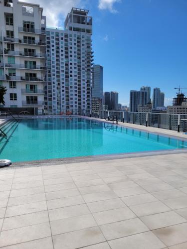 een groot zwembad op het dak van een gebouw bij Lovely Condo Unit in Miami