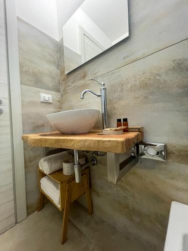 a bathroom with a sink and a mirror at B&b Casina Il Mandorlo in Nardò