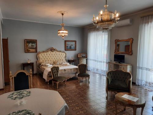 アグローポリにあるVilla Ada B&Bのベッドルーム1室(ベッド1台、テーブル、椅子付)